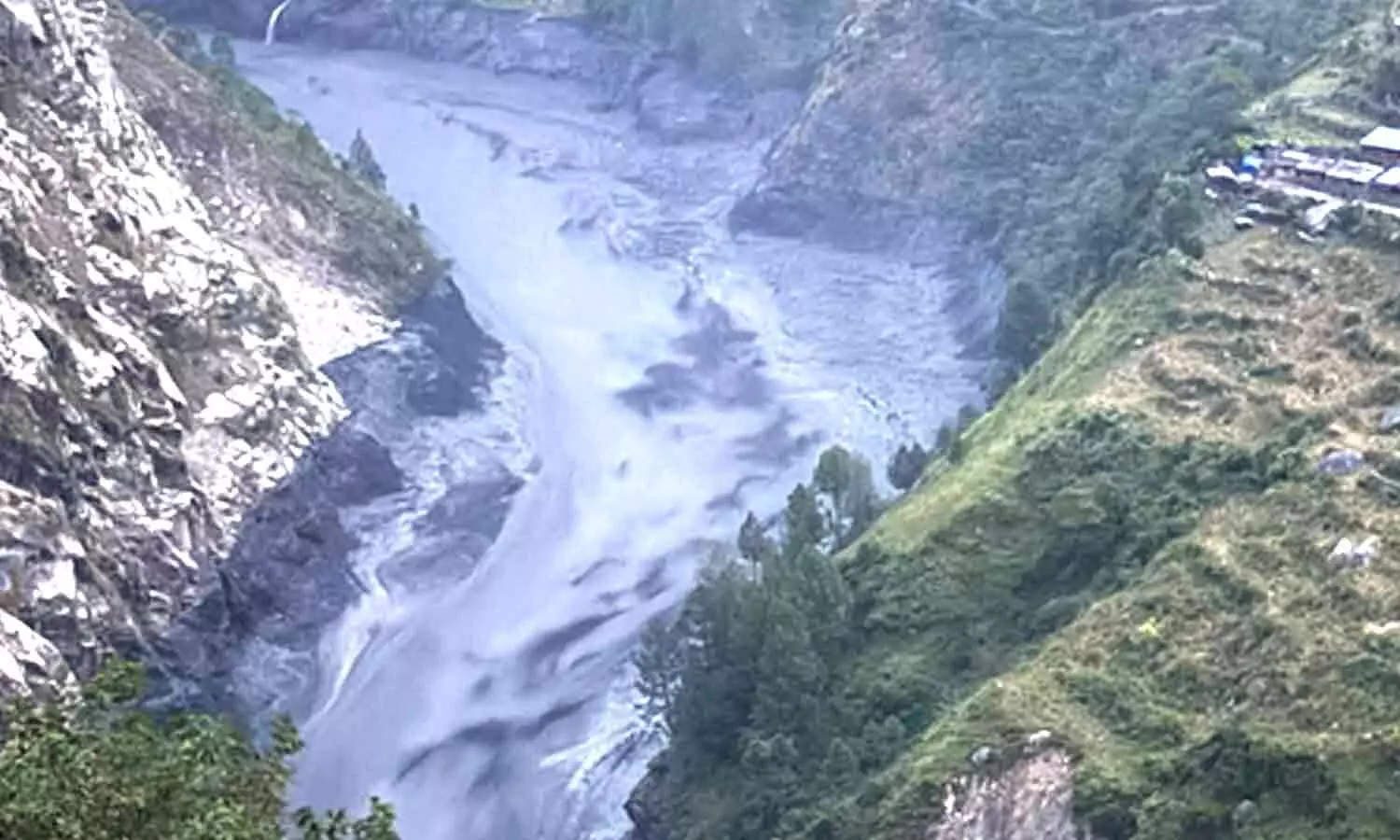 Flash flood in Nepals Bhudi Gandaki River washes away dozens of houses Flash flood in Nepals Bhudi Gandaki River washes away dozens of houses