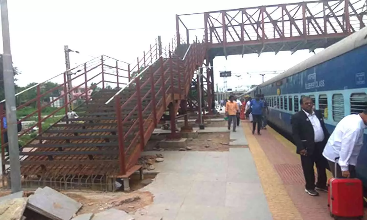 Indian Railways throws open 3,584 jobs for young graduates Indian Railways throws open 3,584 jobs for young graduates
