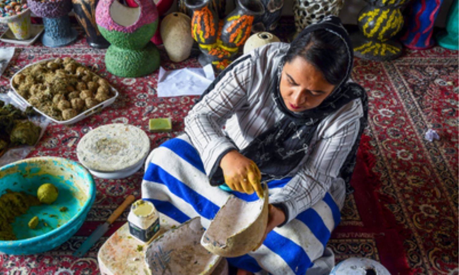 Kashmiri Handicrafts Revive as Exports Cross Rs 1,100 Crore