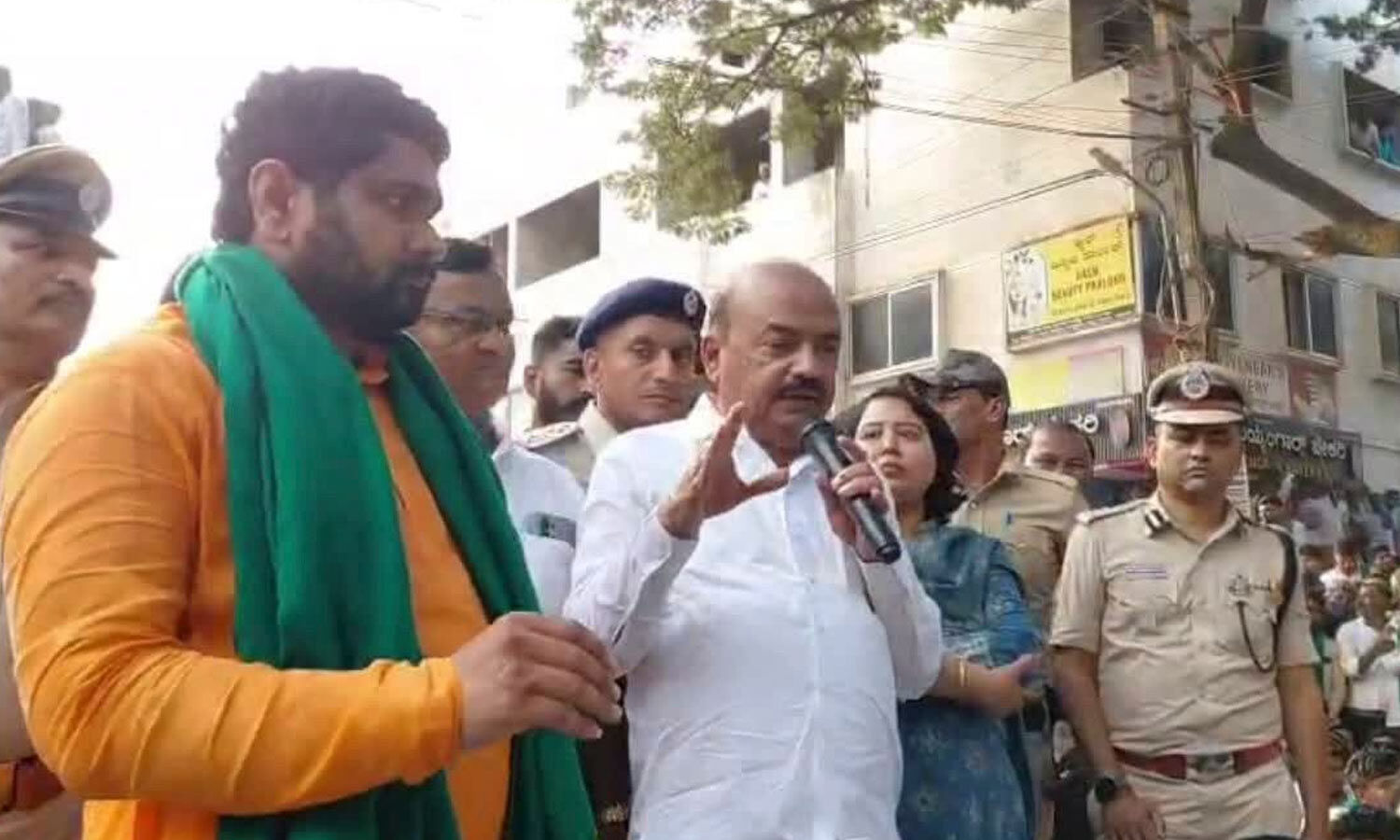 Karnataka Sugarcane Farmers to Meet Officials in Delhi