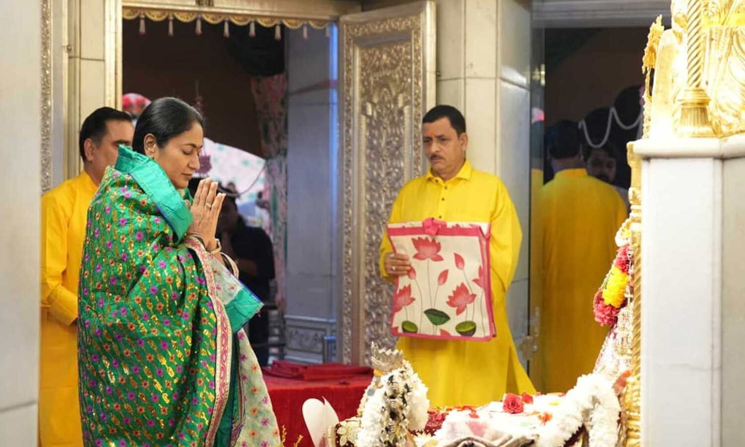 Rekha Gupta Prays at Jhandewala Temple, Warns Against Disruption