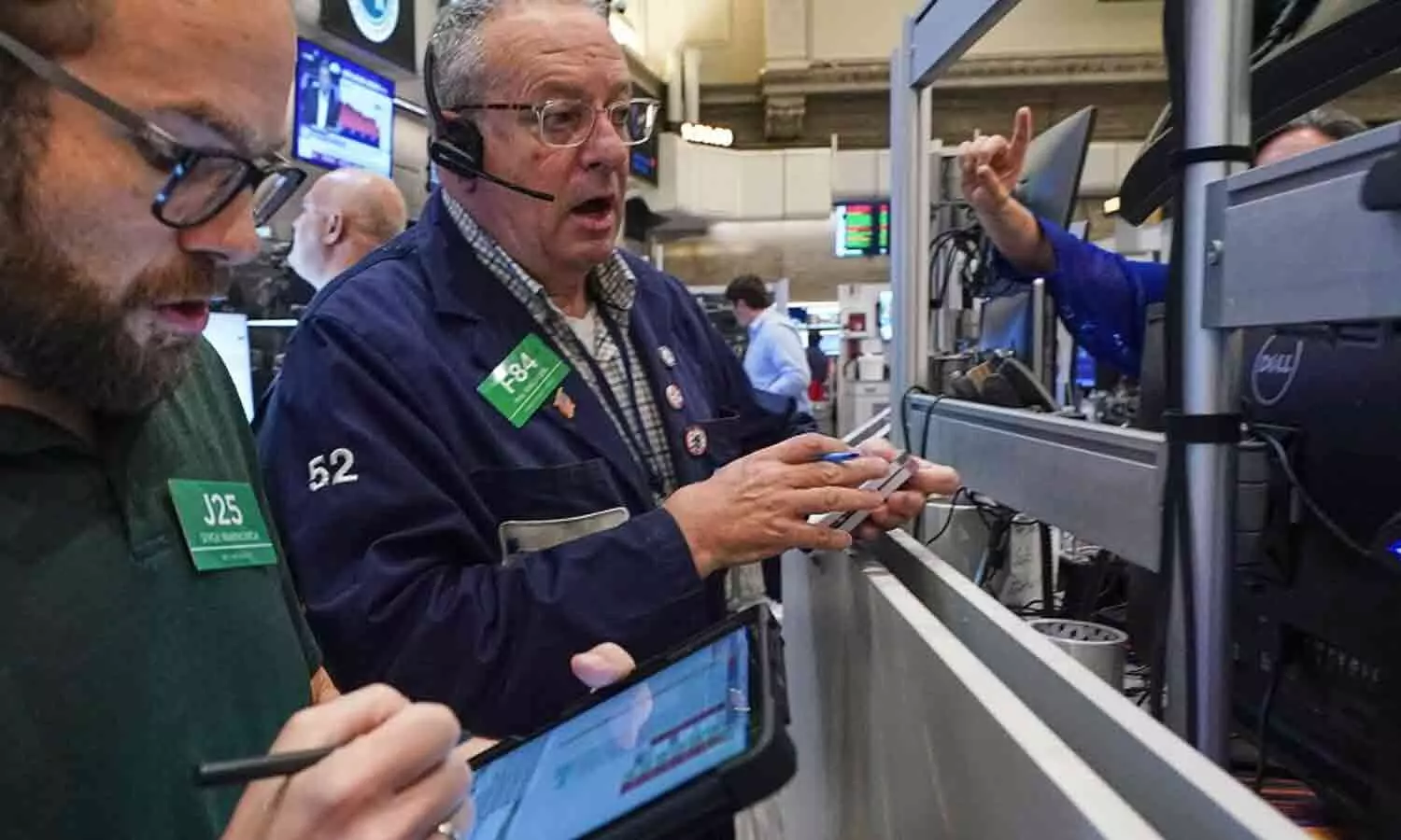 Asian shares mixed, oil prices fall about USD 1.50 as Trump says US will buy diesel from Russia Asian shares mixed, oil prices fall about USD 1.50 as Trump says US will buy diesel from Russia