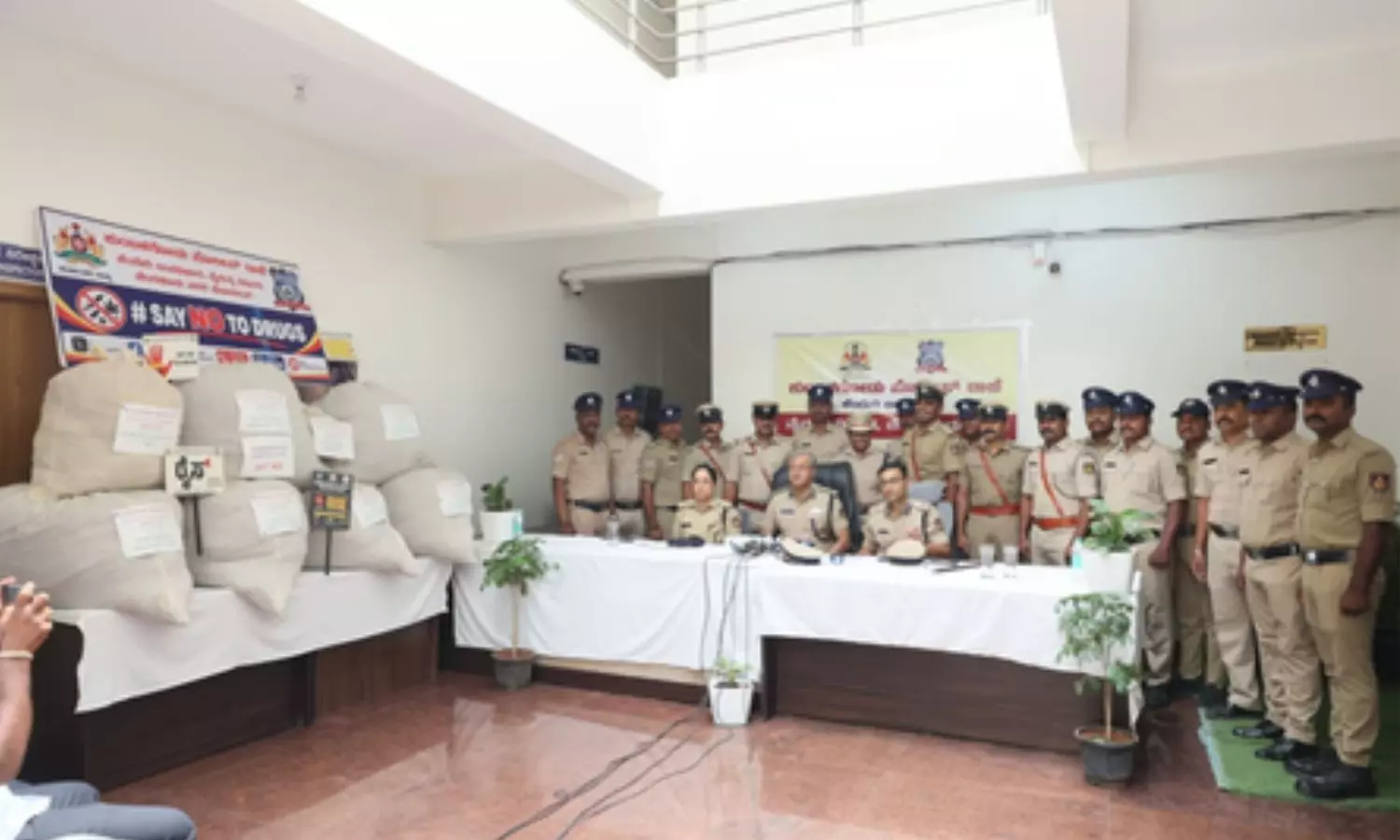 Kumbalgodu police have arrested two persons from Kerala Kumbalgodu police have arrested two persons from Kerala