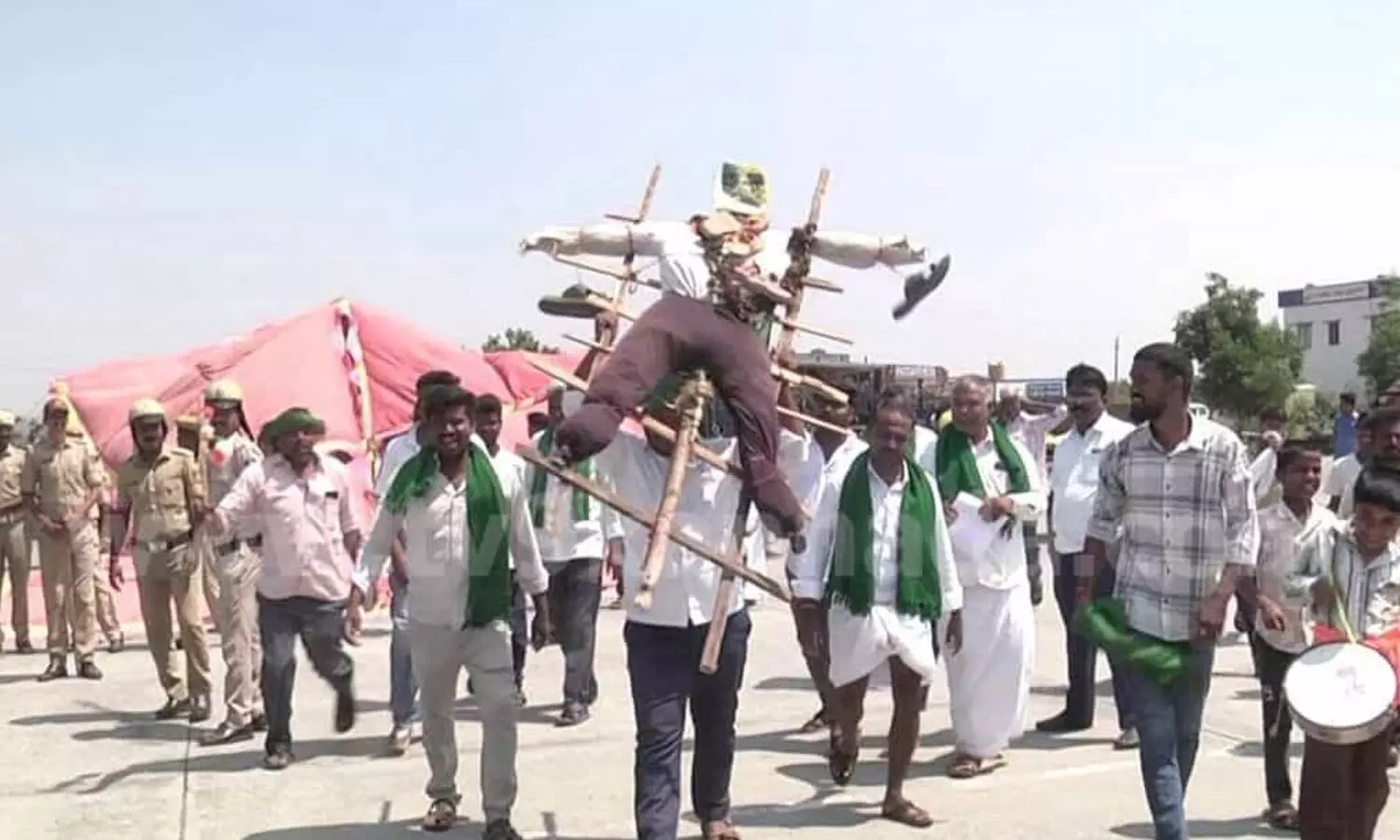 Karnataka sugarcane farmers intensify agitation, disrupt highway traffic in six districts Karnataka sugarcane farmers intensify agitation, disrupt highway traffic in six districts