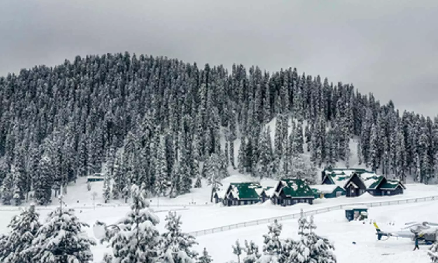 First snowfall of season hits J&K mountain passes; Gulmarg treats tourists to fresh snow First snowfall of season hits J&K mountain passes; Gulmarg treats tourists to fresh snow