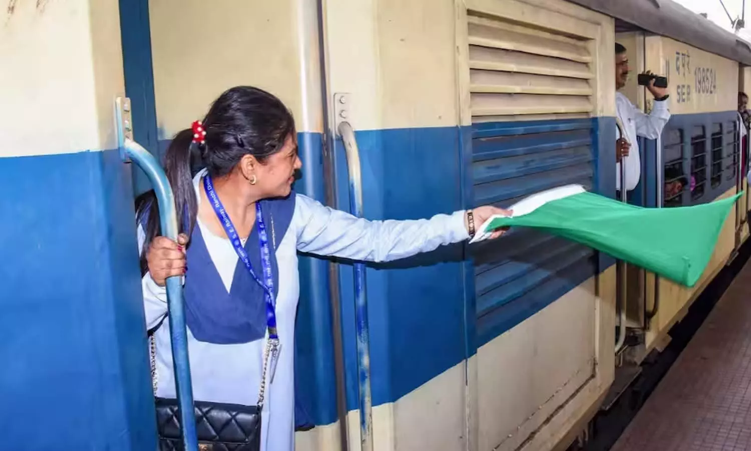 Over 11.40 lakh railway staff get bonus worth Rs 2,010 crore Over 11.40 lakh railway staff get bonus worth Rs 2,010 crore