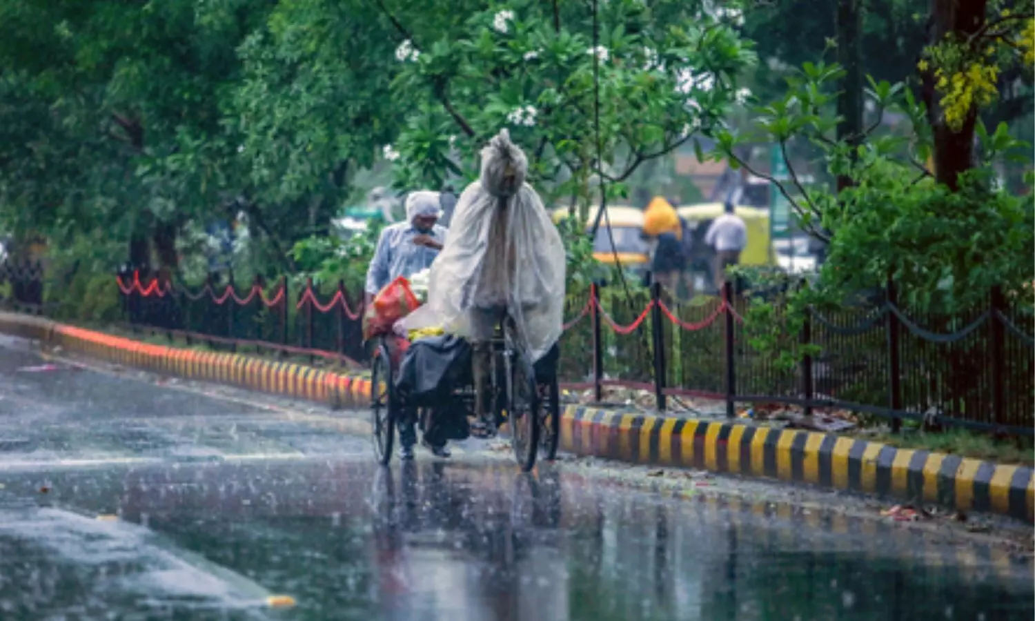 Heavy rain and thunderstorms swept parts of Delhi-NCR Heavy rain and thunderstorms swept parts of Delhi-NCR
