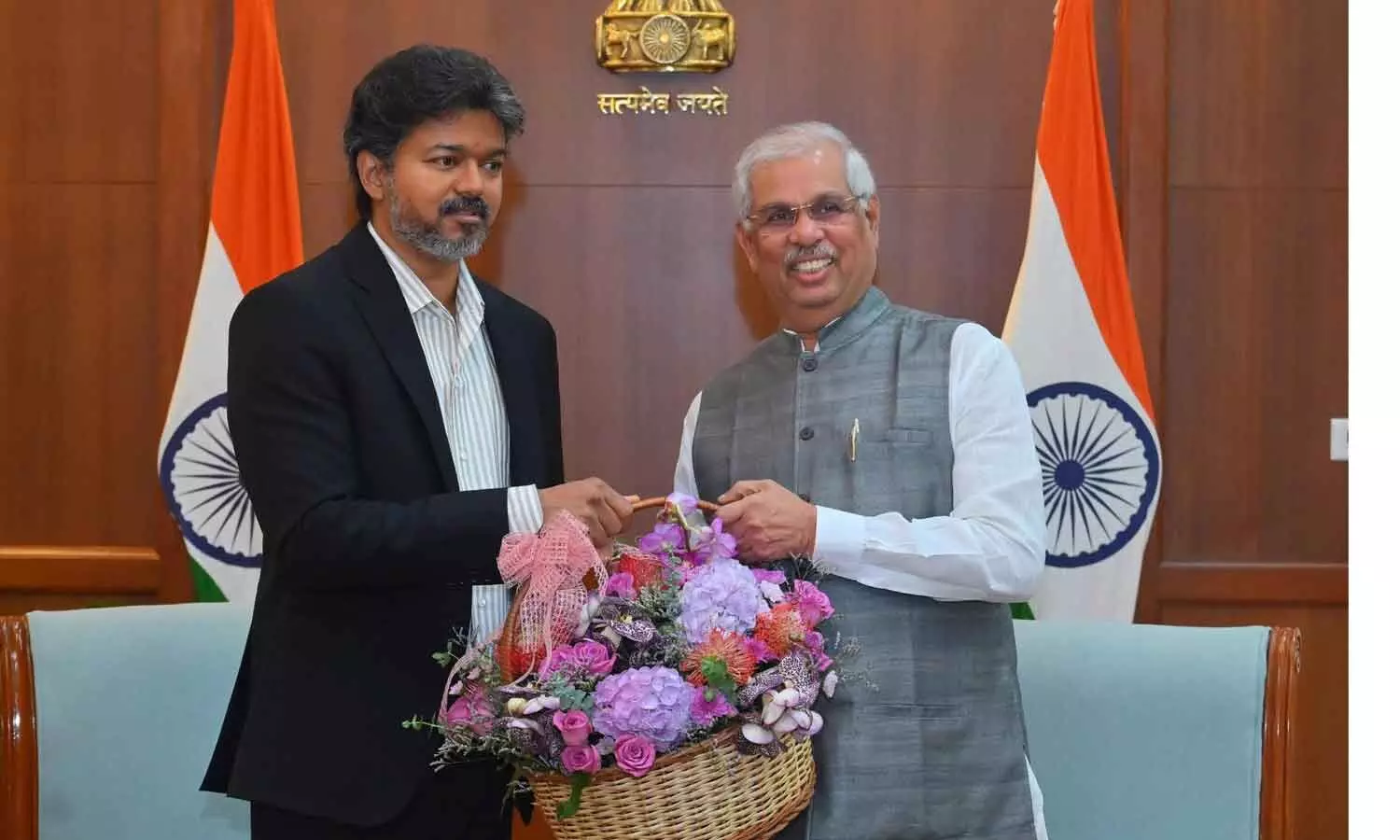 CM Vijay calls on Governor Arlekar CM Vijay calls on Governor Arlekar