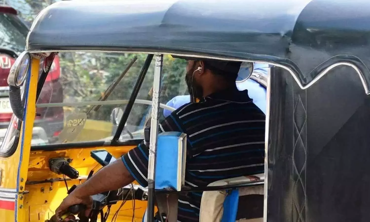 Auto drivers lap up phones at the wheel; passengers face the music Auto drivers lap up phones at the wheel; passengers face the music