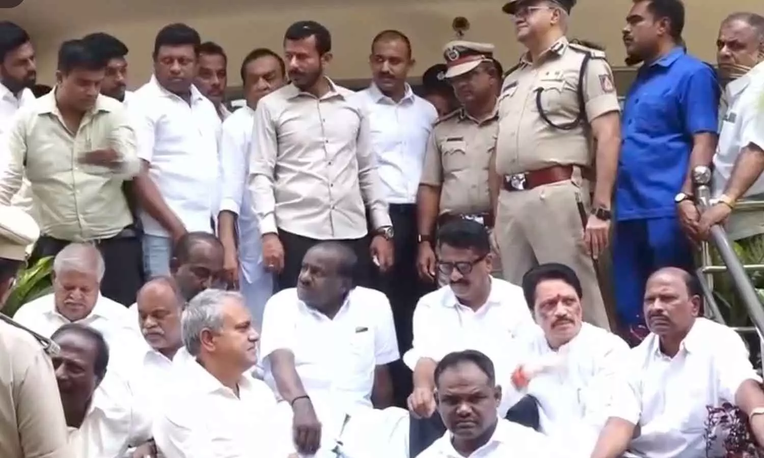 HDK stages protest at Police Commissioner’s office HDK stages protest at Police Commissioner’s office