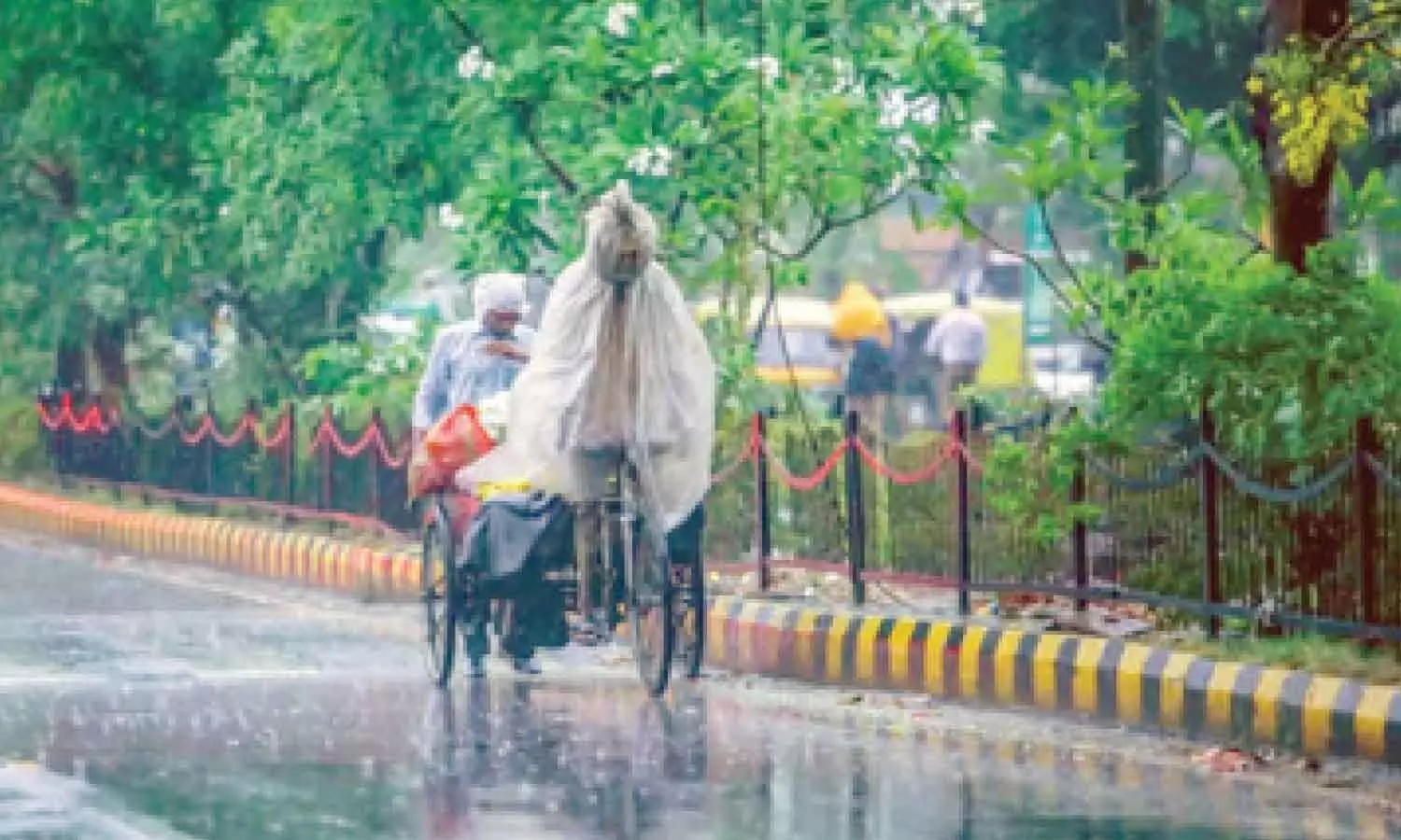 Delhi drowns in downpour Delhi drowns in downpour