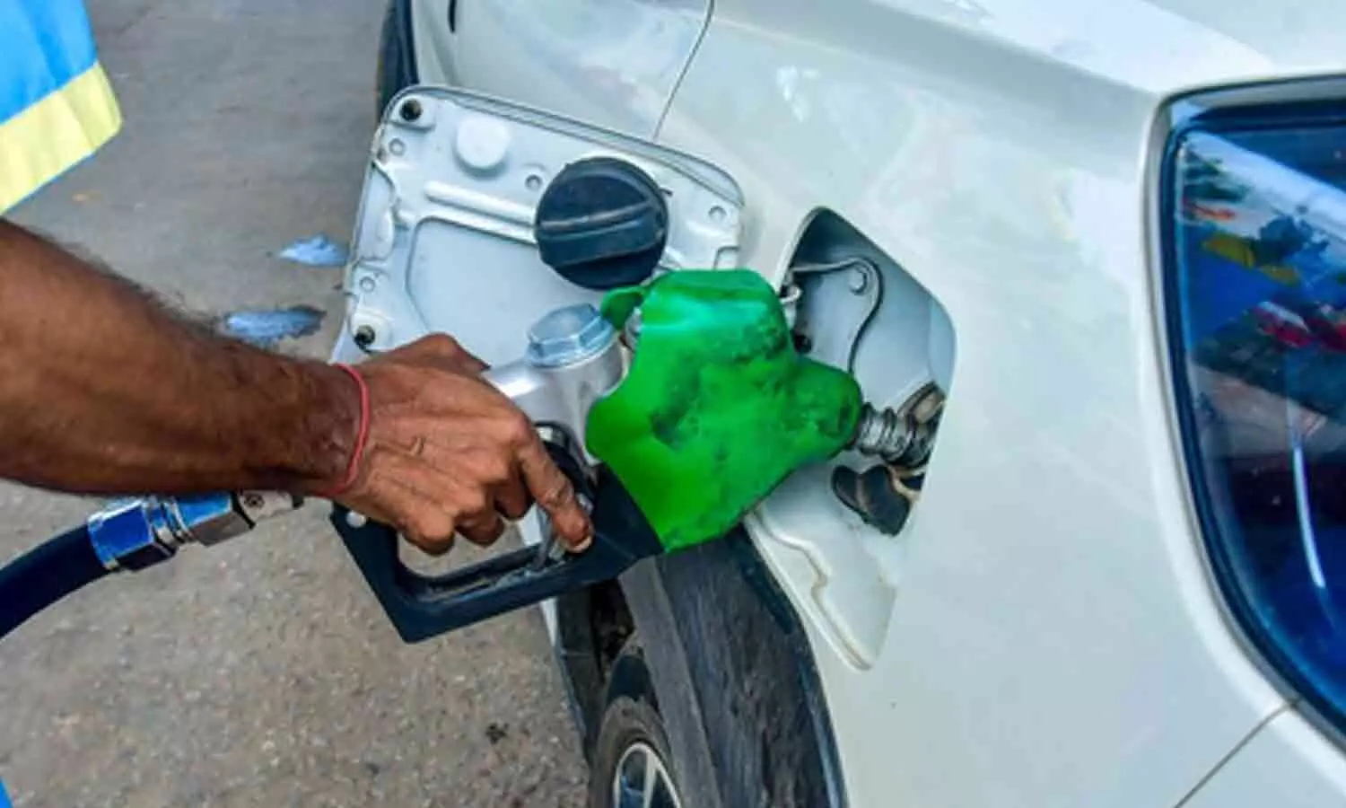 Govt raises petrol export duty to Rs 2.5 per litre, slashes for diesel Govt raises petrol export duty to Rs 2.5 per litre, slashes for diesel