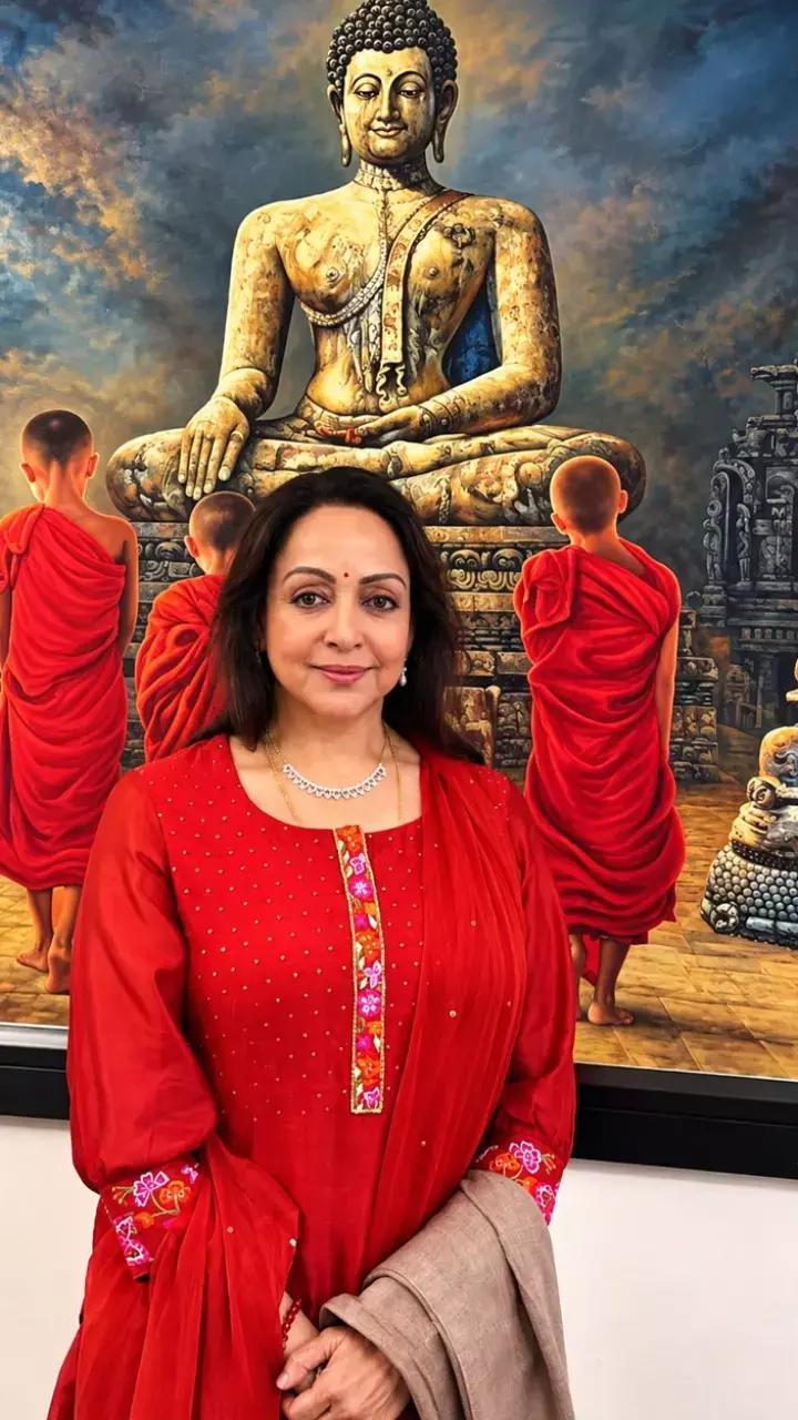 Hema Malini Birthday Special: 15 Best Movies Of Bollywood’s Dream Girl Hema Malini Birthday Special: 15 Best Movies Of Bollywood’s Dream Girl