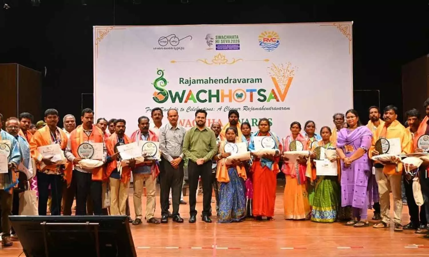 Municipal Corporation Commissioner Rahul Meena with Swachh Award recipients Municipal Corporation Commissioner Rahul Meena with Swachh Award recipients