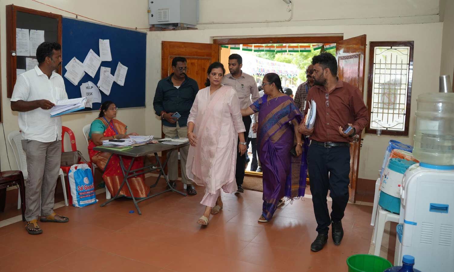 Election observer inspects nomination process