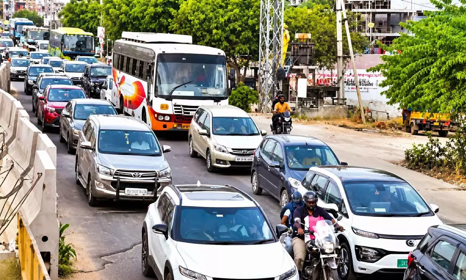 Dasara rush grips Hyd-Vja highway! Dasara rush grips Hyd-Vja highway!