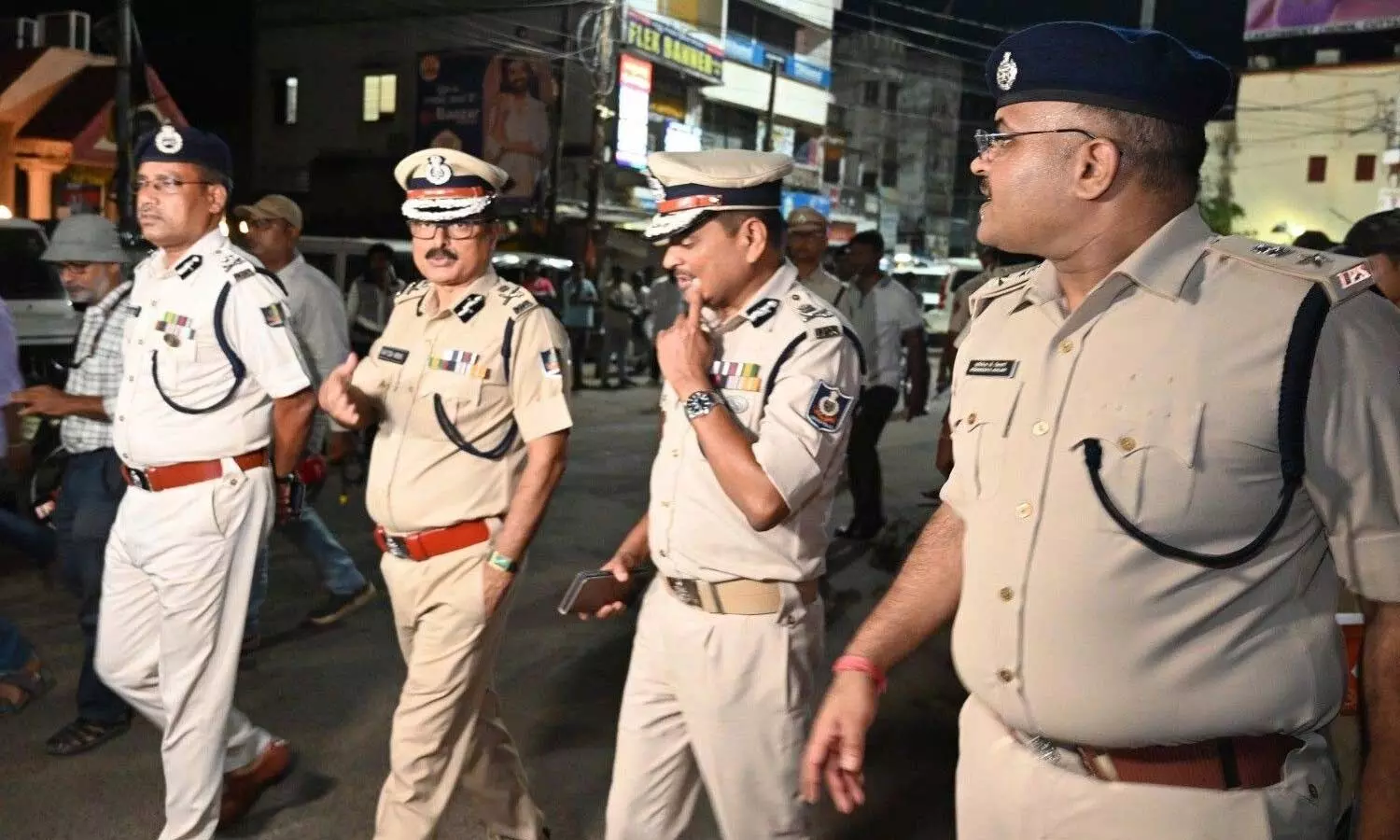 Police orders queue-based ‘darshan’ at pandals Police orders queue-based ‘darshan’ at pandals