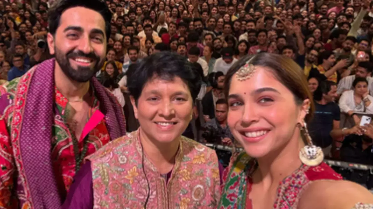 Actor Ayushmann Khurrana shared a light-hearted moment with singer Falguni Pathak Actor Ayushmann Khurrana shared a light-hearted moment with singer Falguni Pathak