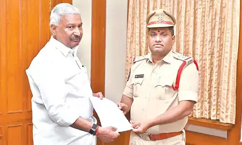 A police official serving notice to YSRCP MLA Peddireddy Ramachandra Reddy in Tirupati on Sunday