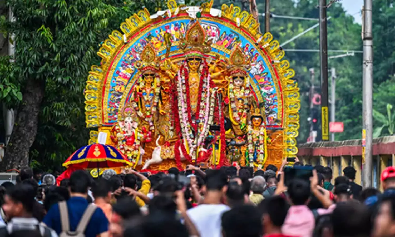 Over 700 Durga idols immersed in Hooghly river till 7 pm Over 700 Durga idols immersed in Hooghly river till 7 pm