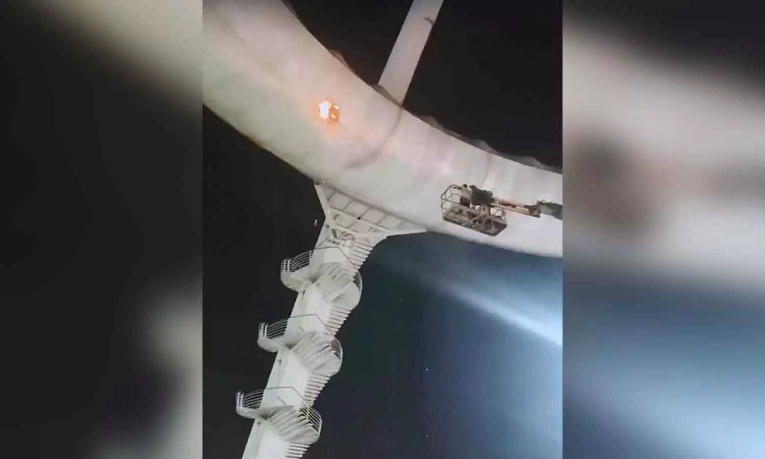 Bengal: Hanging restaurant catches fire, customers evacuated safely Bengal: Hanging restaurant catches fire, customers evacuated safely