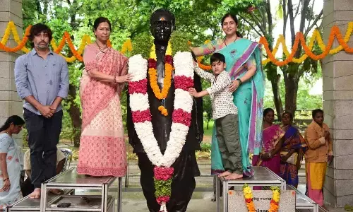Former minister Galla Aruna Kumari and Amara Hospitals MD Dr Gourineni Ramadevi paying floral tributes to the statue of former MP late Paturi Rajagopal Naidu on his 29th death anniversary at Diguva Magham on Wednesday
