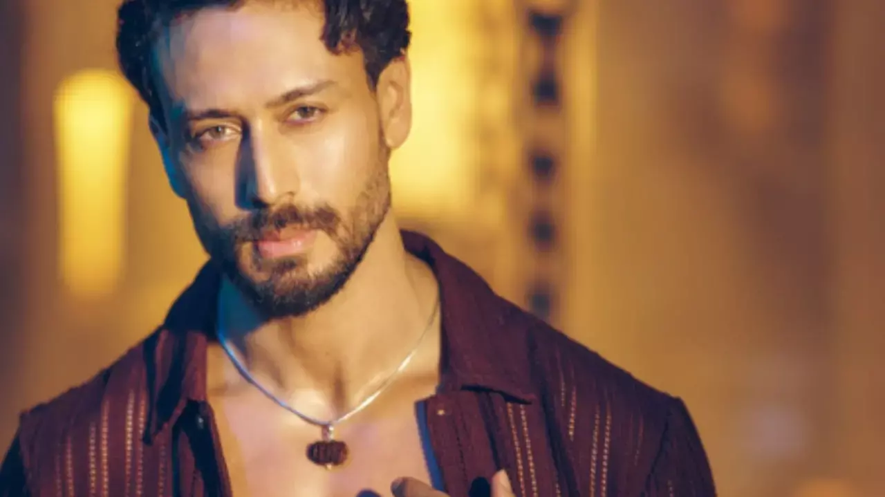 Bollywood actor Tiger Shroff was seen wearing bandages on his arms and shoulders after the firing incident Bollywood actor Tiger Shroff was seen wearing bandages on his arms and shoulders after the firing incident