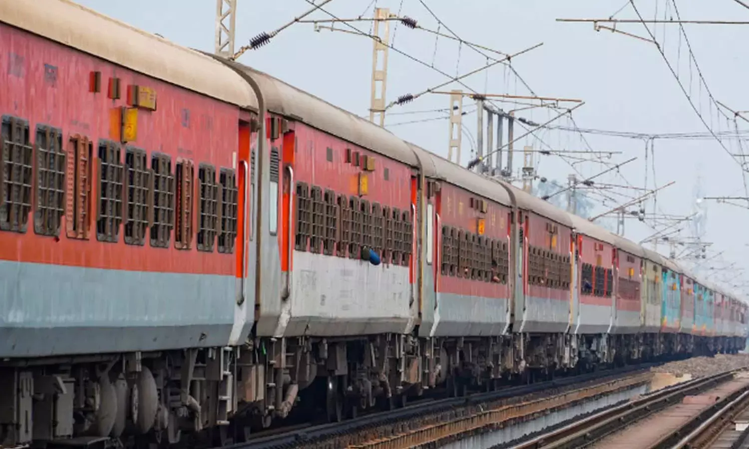 Jodhpur-Hyderabad Train Halted for Two Hours at Hingoli Railway Station Over Alleged Misbehaviour of RPF Personnel Jodhpur-Hyderabad Train Halted for Two Hours at Hingoli Railway Station Over Alleged Misbehaviour of RPF Personnel