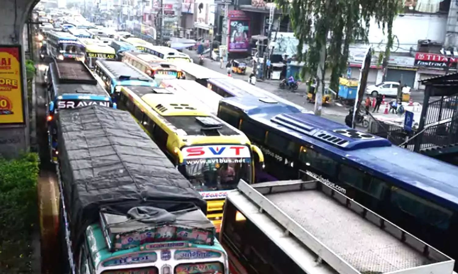 Traffic jam reports at Dilsukhnagar in Hyderabad after Dussehra holidays Traffic jam reports at Dilsukhnagar in Hyderabad after Dussehra holidays