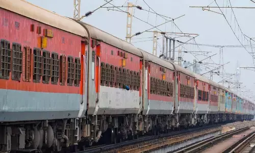 Jodhpur-Hyderabad Train Halted for Two Hours at Hingoli Railway Station Over Alleged Misbehaviour of RPF Personnel Jodhpur-Hyderabad Train Halted for Two Hours at Hingoli Railway Station Over Alleged Misbehaviour of RPF Personnel