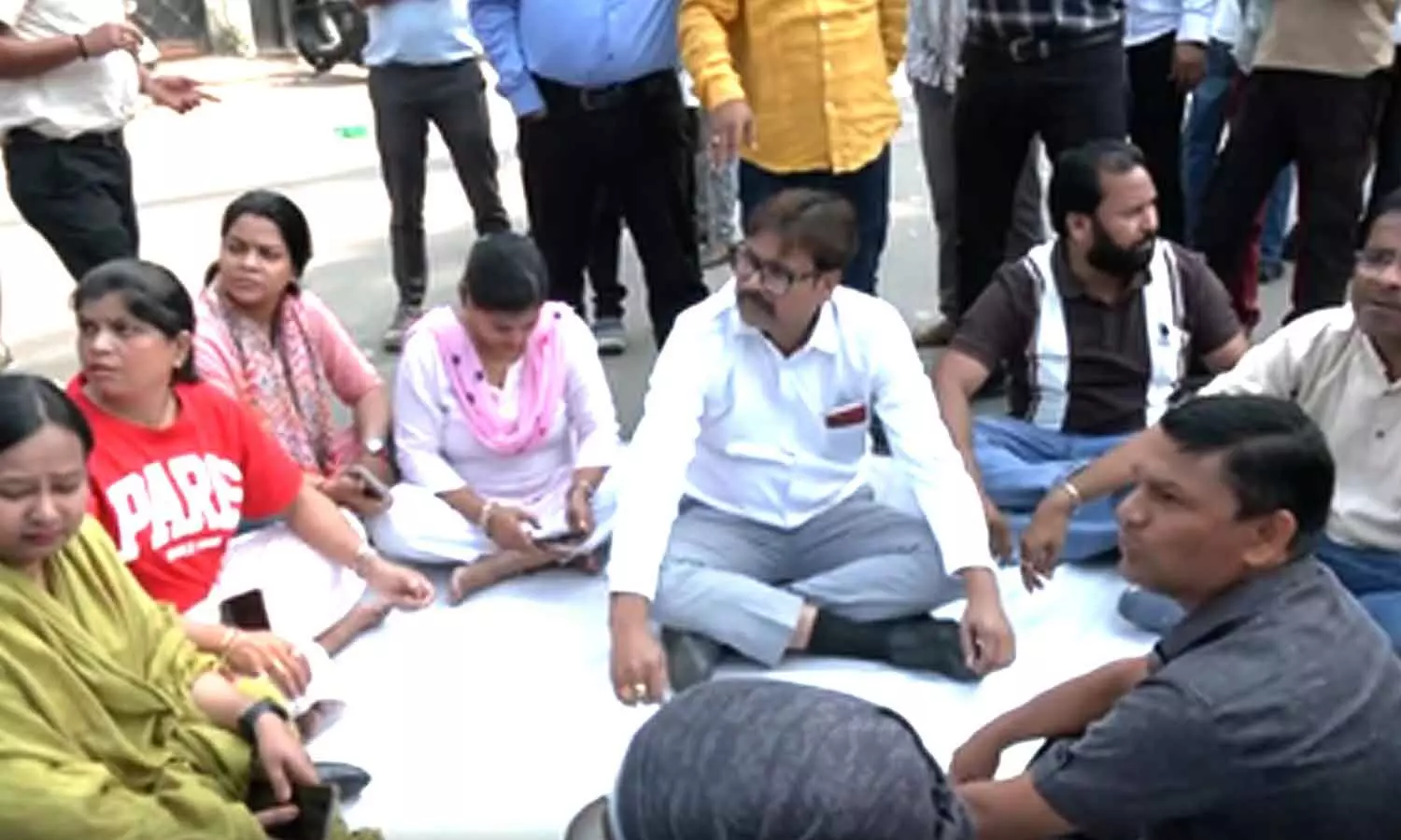 Lawyers protest against demolition of chambers in Lucknow Lawyers protest against demolition of chambers in Lucknow