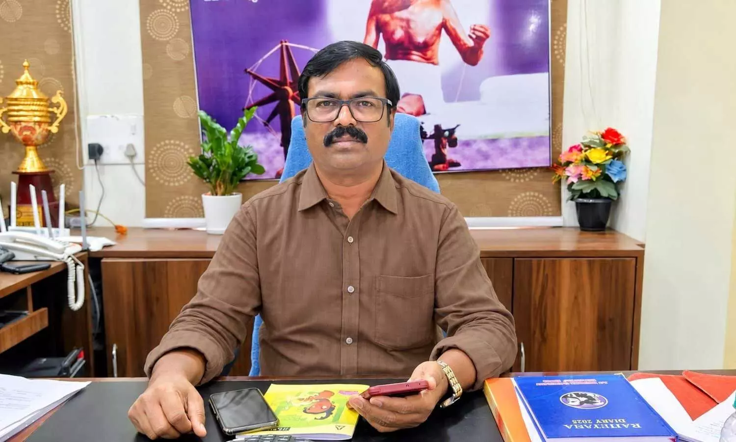 APSPDCL SE E Sudhakar speaking at Vidyut Bhavan in Nellore on Sunday APSPDCL SE E Sudhakar speaking at Vidyut Bhavan in Nellore on Sunday