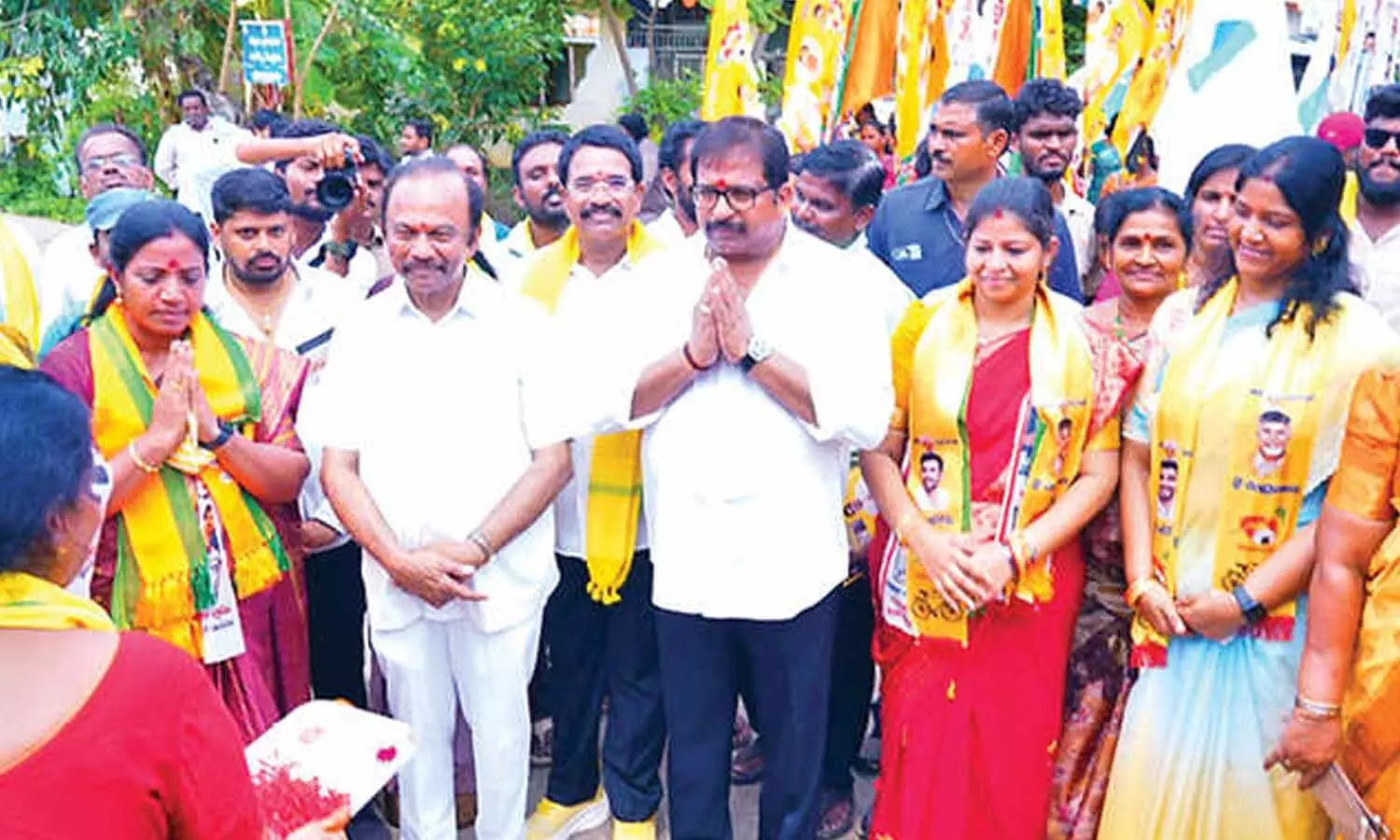 Ongole MLA Damacharla Janardhana Rao, along with MP Magunta Srinivasulu Reddy and Mayor candidate Nallamalli Sri Silpa campaigning for alliance candidates in Ongole on Sunday Ongole MLA Damacharla Janardhana Rao, along with MP Magunta Srinivasulu Reddy and Mayor candidate Nallamalli Sri Silpa campaigning for alliance candidates in Ongole on Sunday