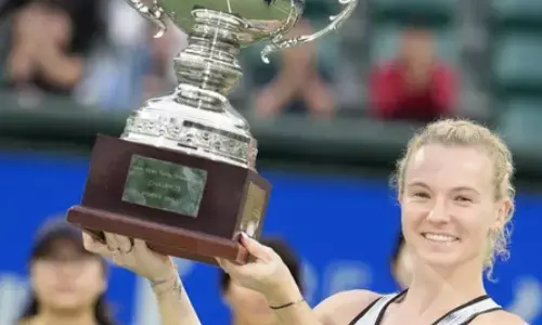 Katerina Siniakova captured the Japan Open title with a straight-set win over Ashlyn Krueger here on Sunday.