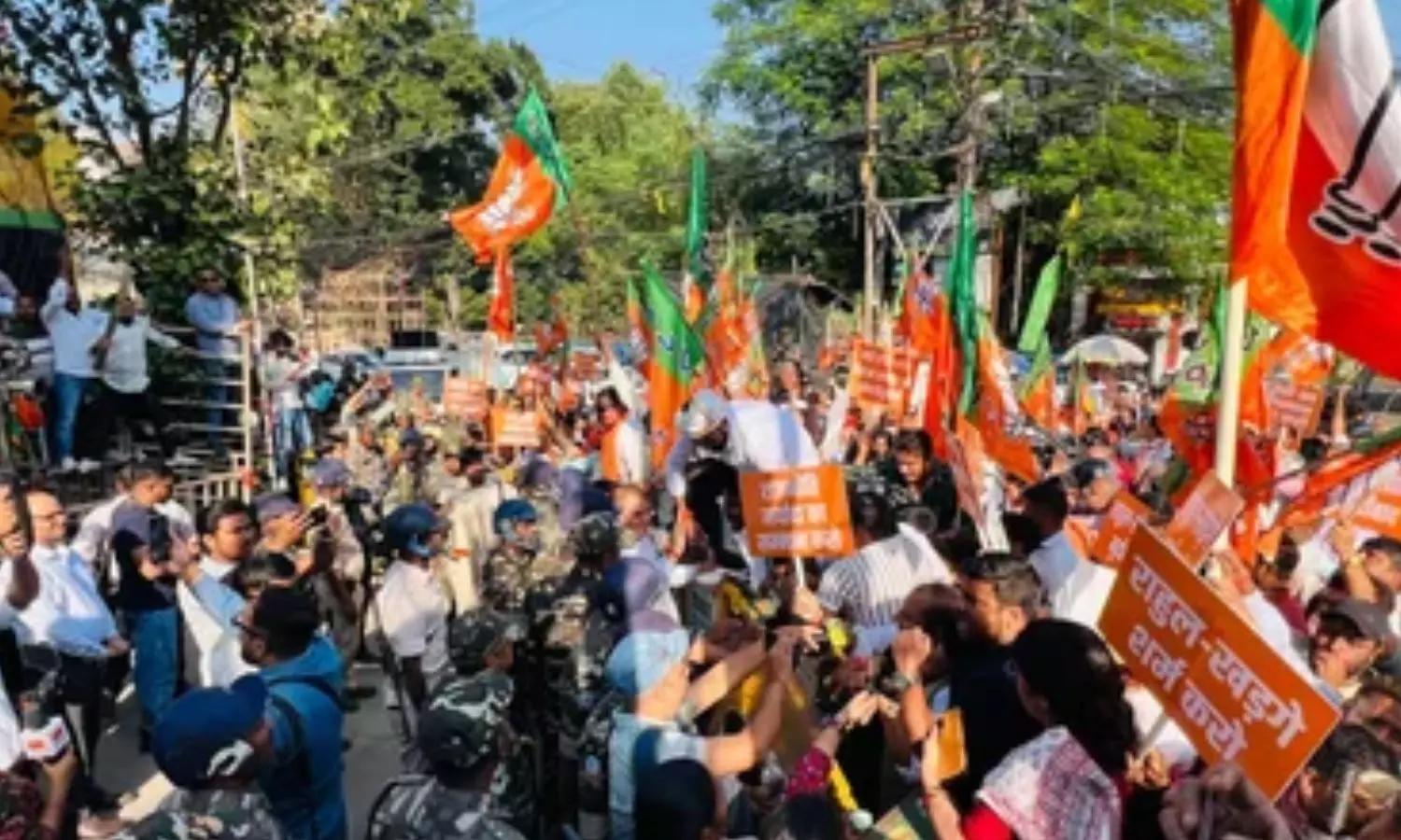 BJP workers marched to the Congress office and demanded an apology from Kharge. BJP workers marched to the Congress office and demanded an apology from Kharge.