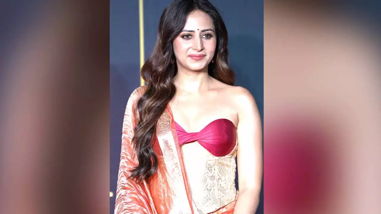 Sargun Mehta reveals mom styled her traditional Punjabi look for Karwa Chauth Sargun Mehta reveals mom styled her traditional Punjabi look for Karwa Chauth