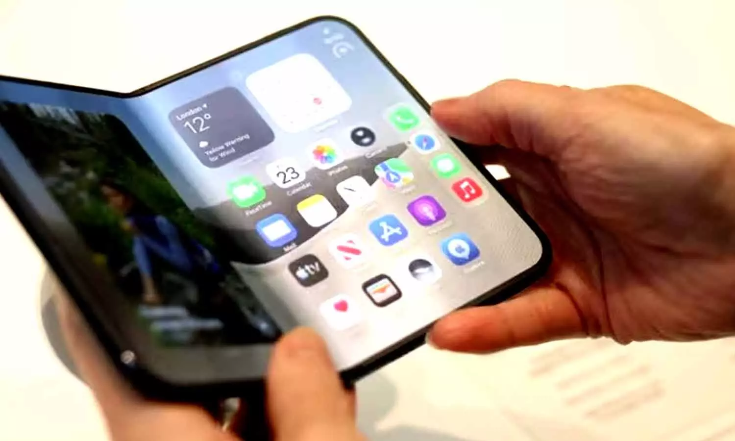 Apple acknowledges iPhone Duo display issue Apple acknowledges iPhone Duo display issue