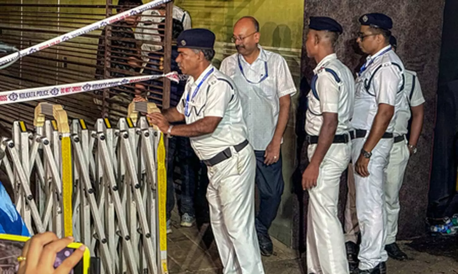 Kolkata stampede: CCTV footage shows devotees ignoring cops requests Kolkata stampede: CCTV footage shows devotees ignoring cops requests