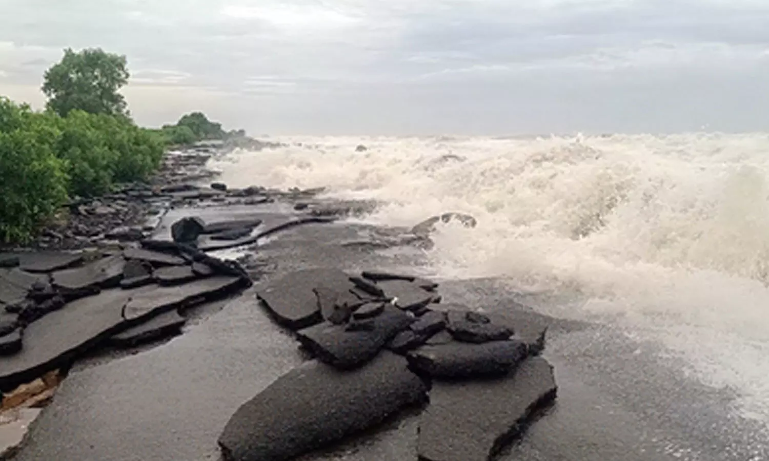 Cyclone Arnab makes landfall along Andhra coast with winds up to 135 kmph Cyclone Arnab makes landfall along Andhra coast with winds up to 135 kmph