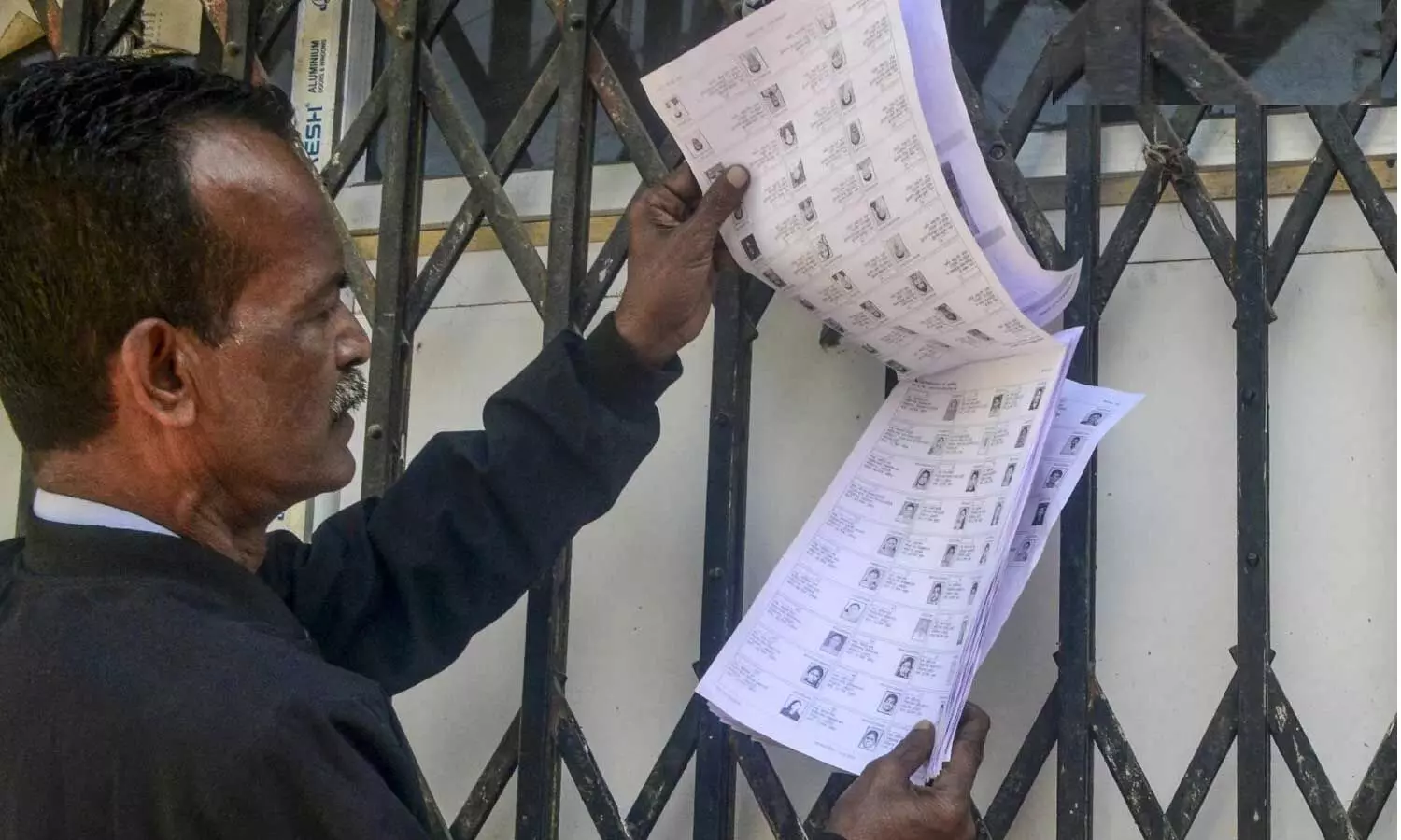 Contact 47 lakh deleted city voters, SC tells EC Contact 47 lakh deleted city voters, SC tells EC