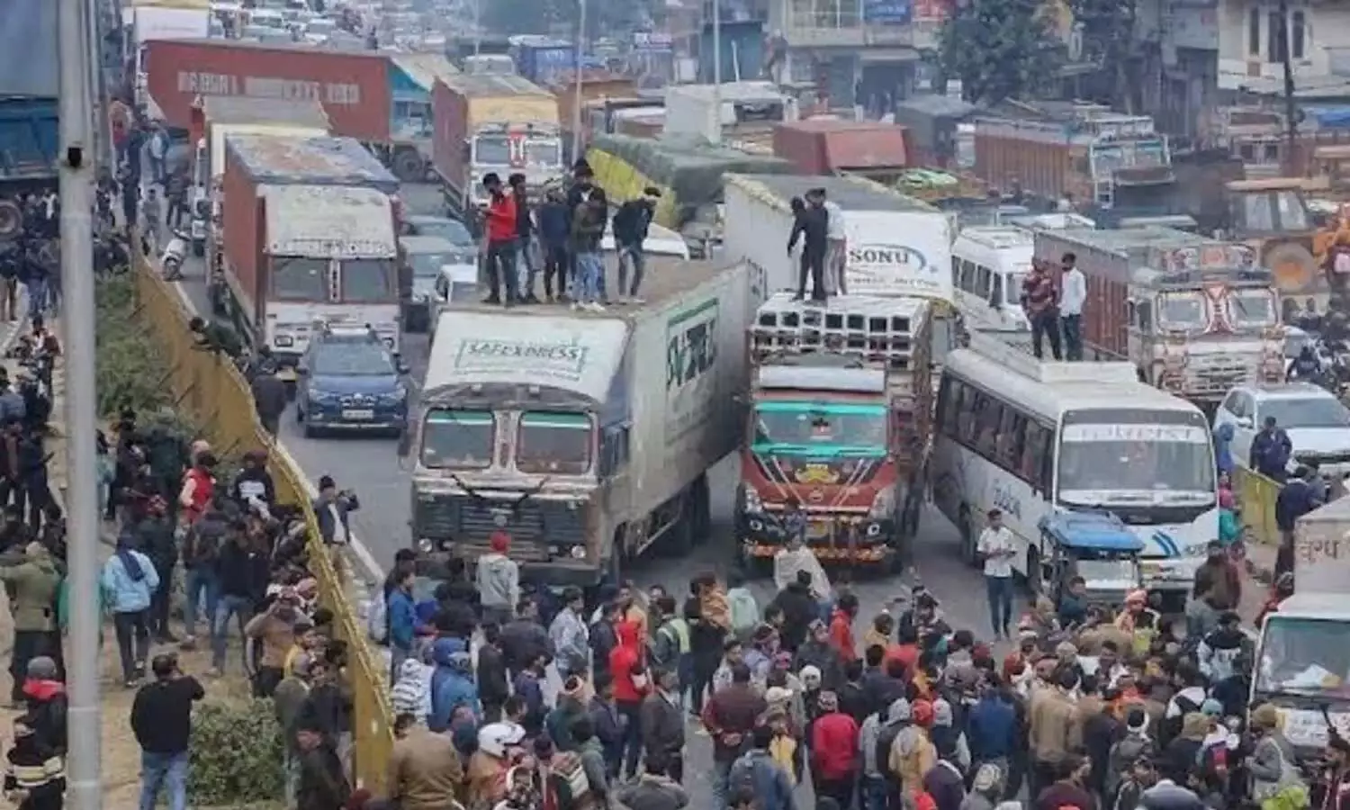 BS-IV ban row: Transporters threaten chakka jam BS-IV ban row: Transporters threaten chakka jam