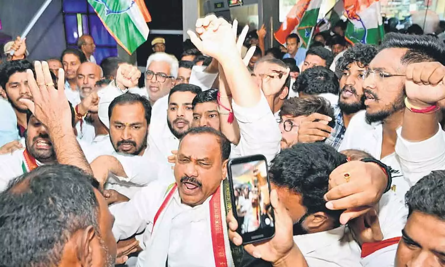 Telangana Congress leaders leave to Delhi for INDIA block rally Telangana Congress leaders leave to Delhi for INDIA block rally
