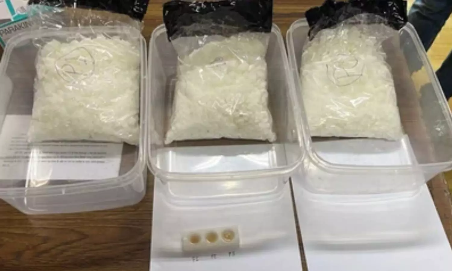 The DRI arrested two drug traffickers from a bus and seized 3.01 kg The DRI arrested two drug traffickers from a bus and seized 3.01 kg