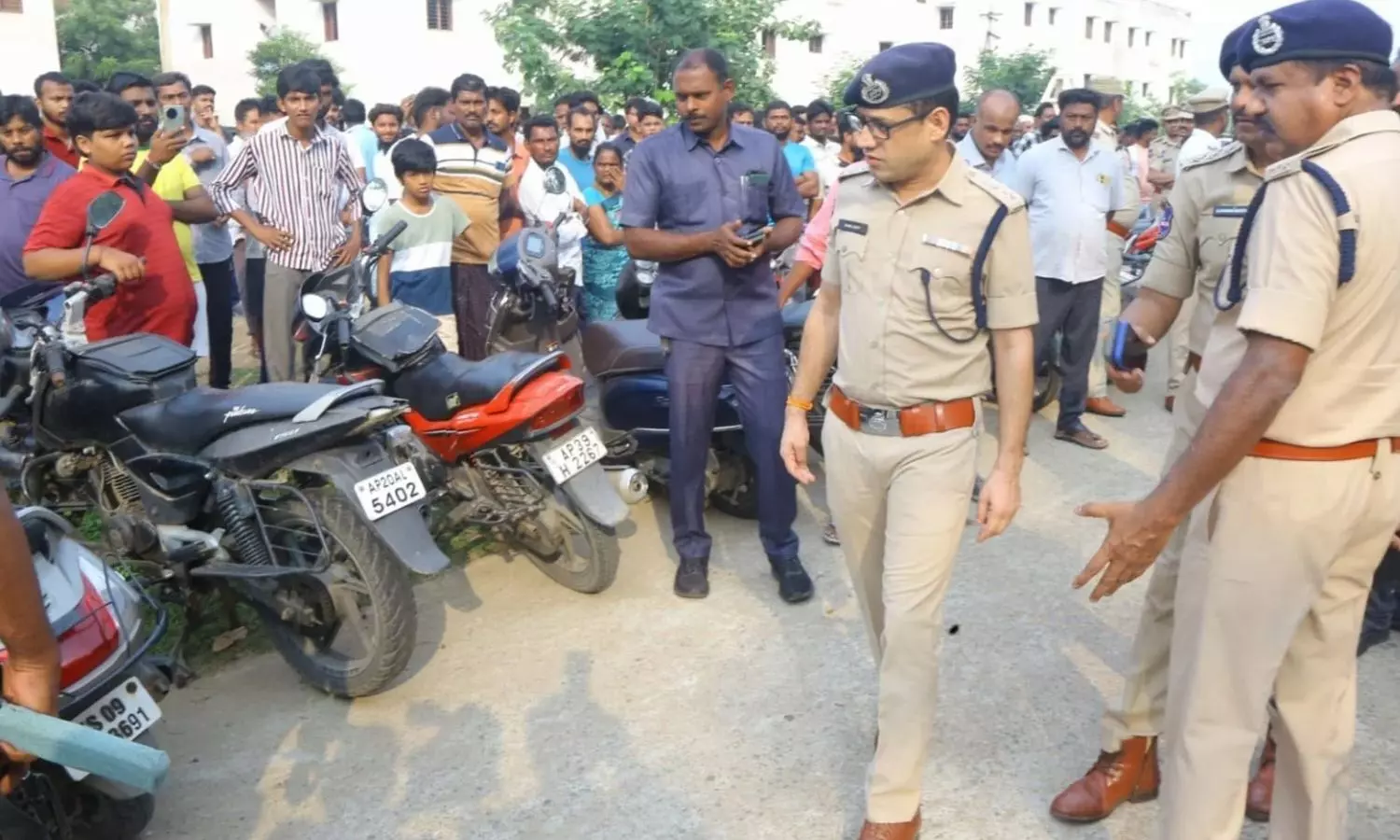 Khammam Police conduct massive crackdown in Tekulapalli, 286 personnel take part in community policing drive Khammam Police conduct massive crackdown in Tekulapalli, 286 personnel take part in community policing drive