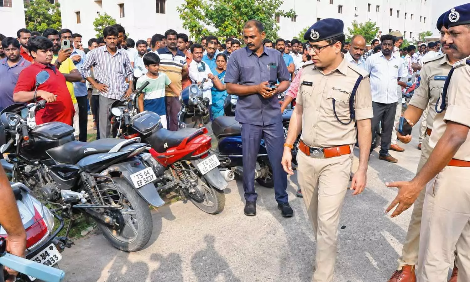 Massive crackdown by police in Tekulapalli Massive crackdown by police in Tekulapalli