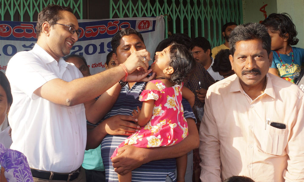 Civic chief Srikesh B Lathkar administers polio drops to kids