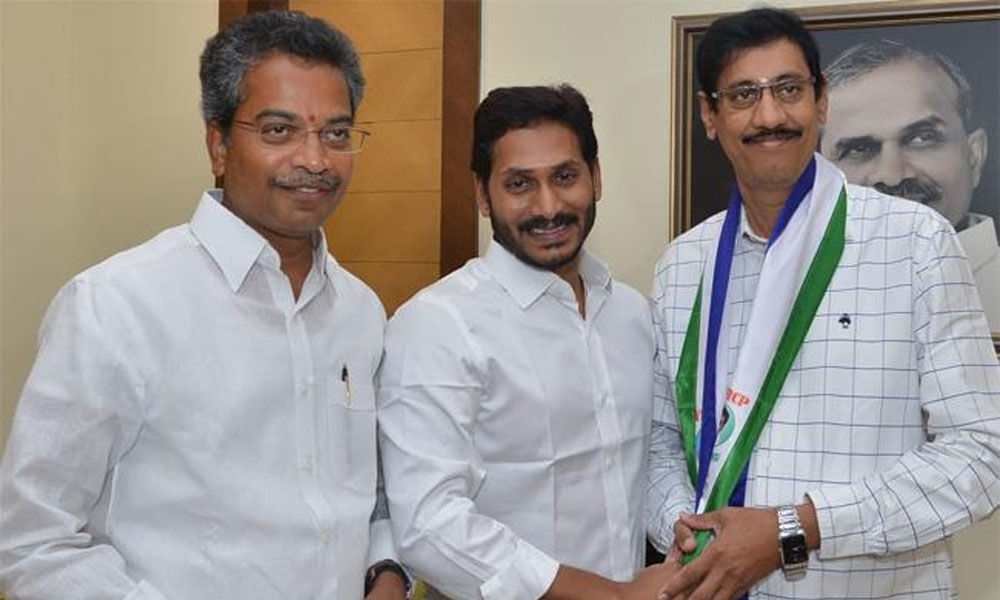 Minister Devineni Umas brother Chandrasekhar joins YSRCP