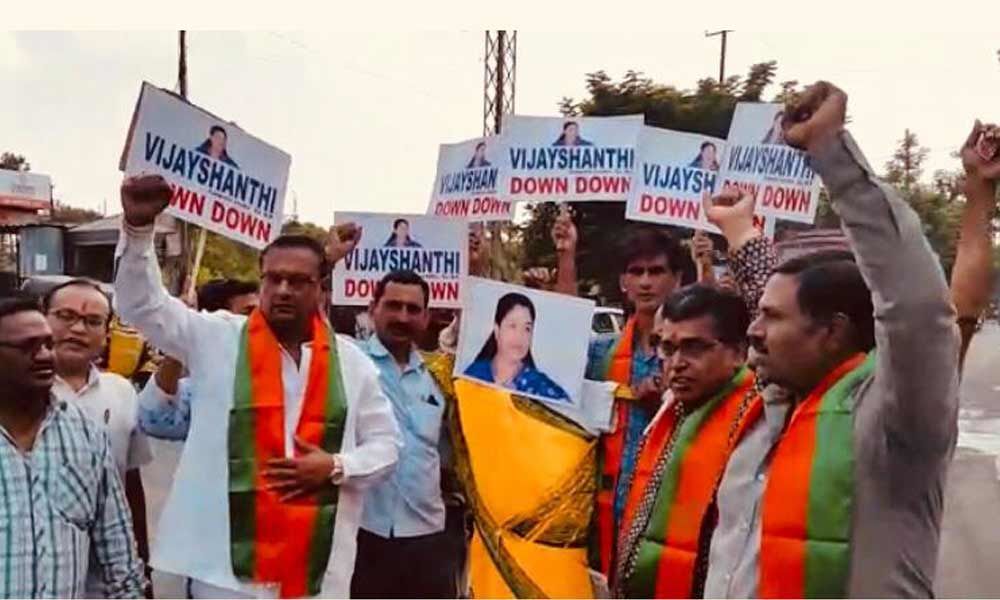 BJP leaders burn effigy of Vijayashanti