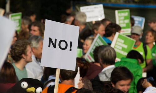 Thousands protest against internet restrictions