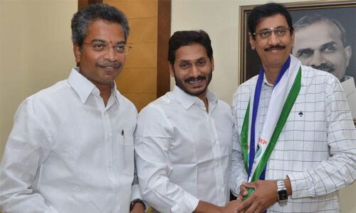 Minister Devineni Umas brother Chandrasekhar joins YSRCP